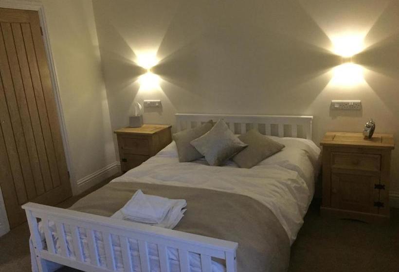 بنسيون Three Crowns Guest House