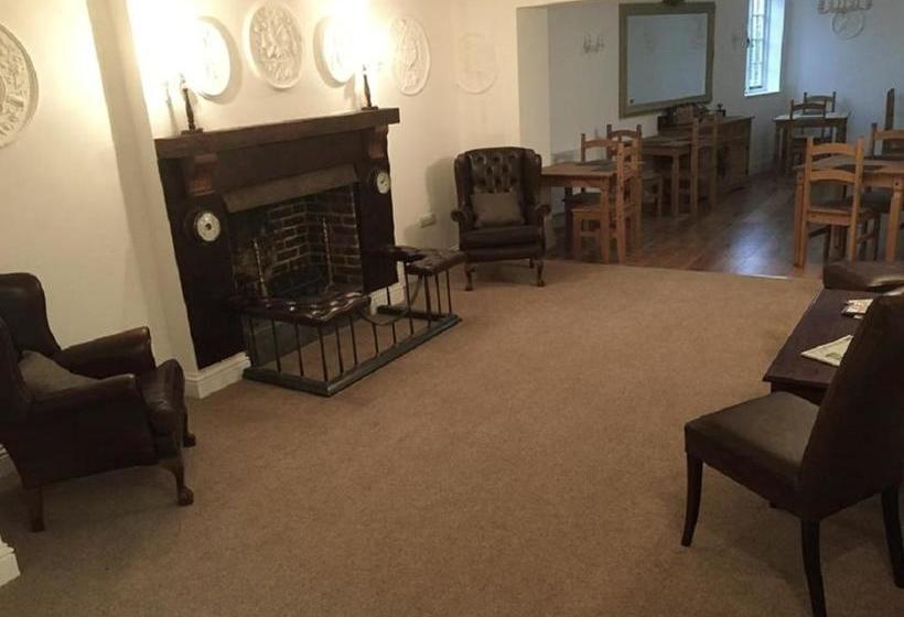 بنسيون Three Crowns Guest House