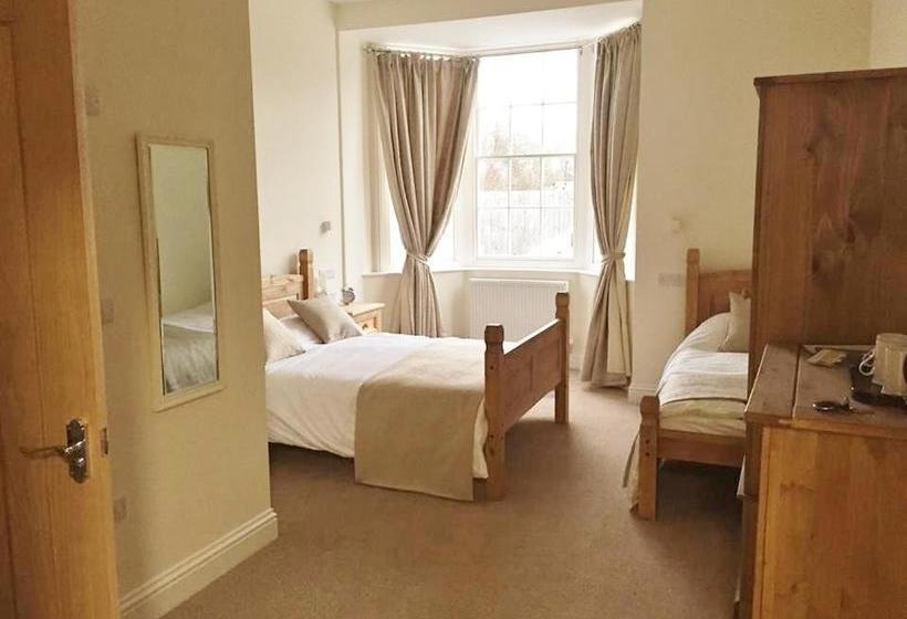 بنسيون Three Crowns Guest House