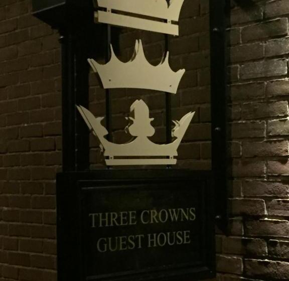 بنسيون Three Crowns Guest House