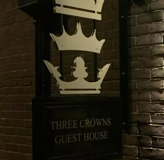 پانسیون Three Crowns Guest House