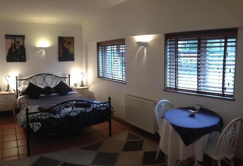 پانسیون Tanglewood Gatwick Bed & Breakfast