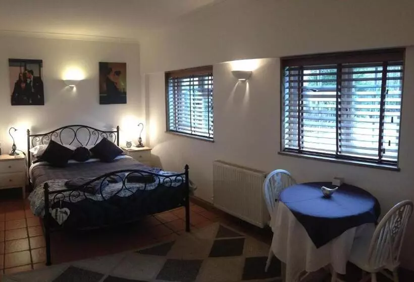 Majatalo Tanglewood Gatwick Bed & Breakfast