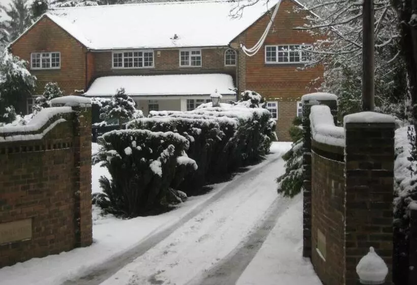 Majatalo Tanglewood Gatwick Bed & Breakfast