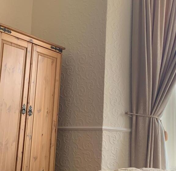 پانسیون The Pines Guest House