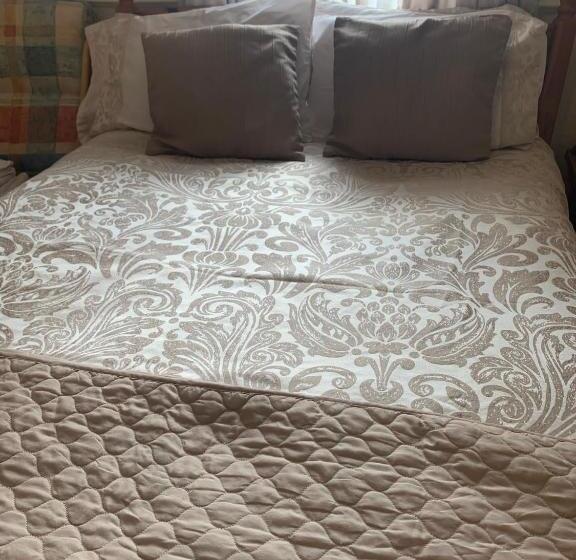 پانسیون The Pines Guest House