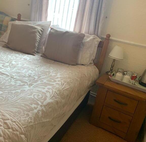 پانسیون The Pines Guest House