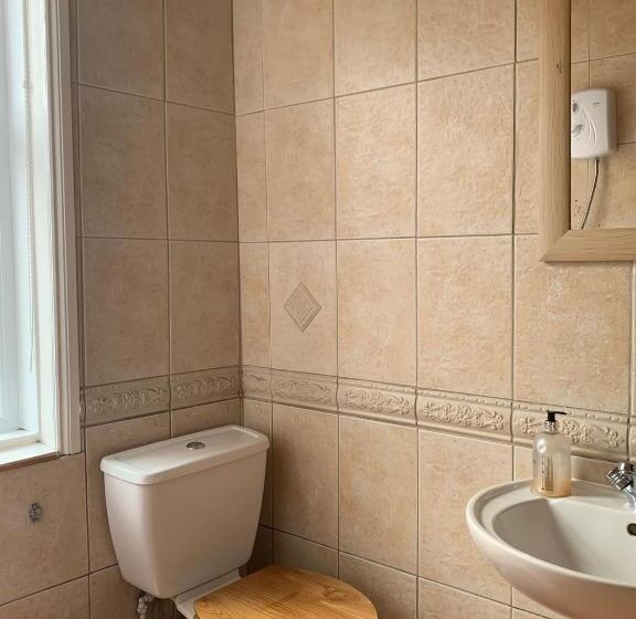 پانسیون The Pines Guest House