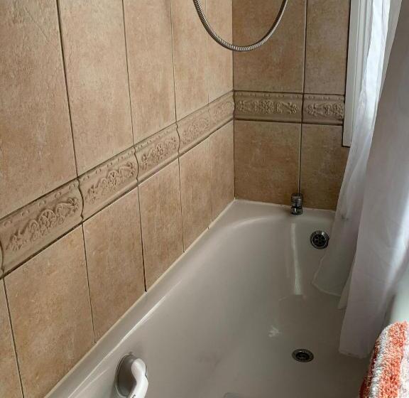 پانسیون The Pines Guest House