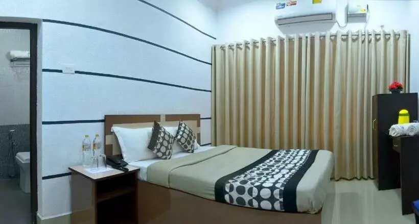 ホテル Indraprastham Tourist Home
