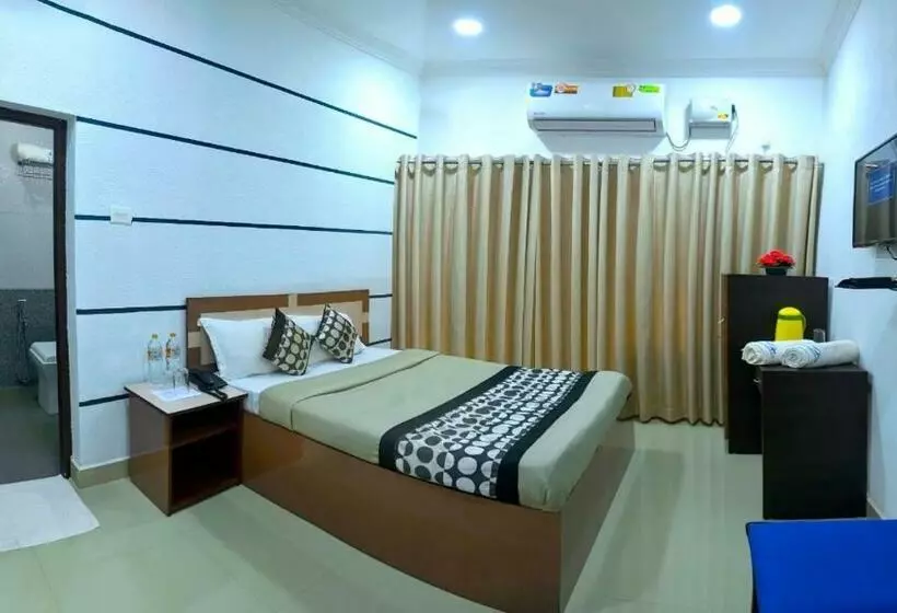 ホテル Indraprastham Tourist Home