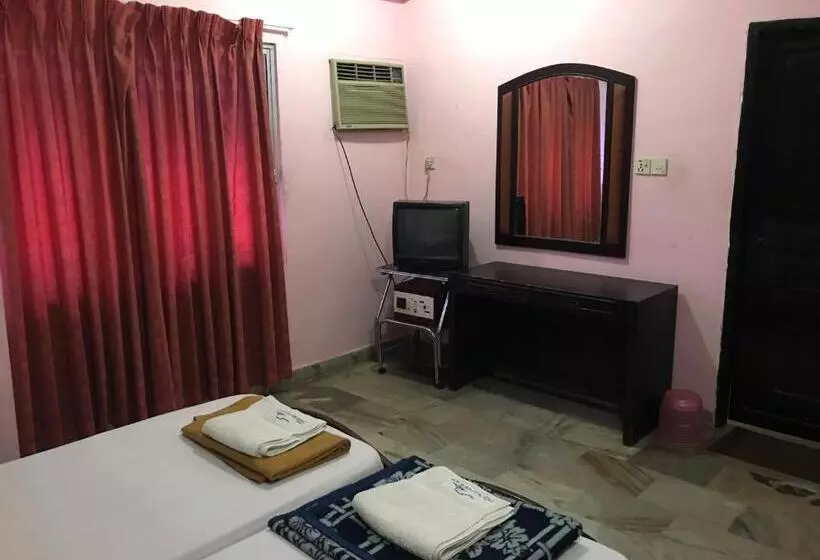 ホテル Indraprastham Tourist Home