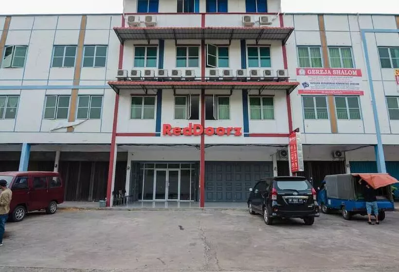 Hotelli Reddoorz Plus Near Kepri Mall