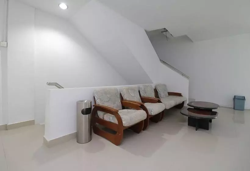 Hotelli Reddoorz Plus Near Kepri Mall