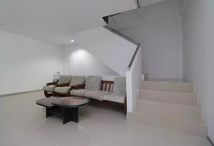 Hotelli Reddoorz Plus Near Kepri Mall