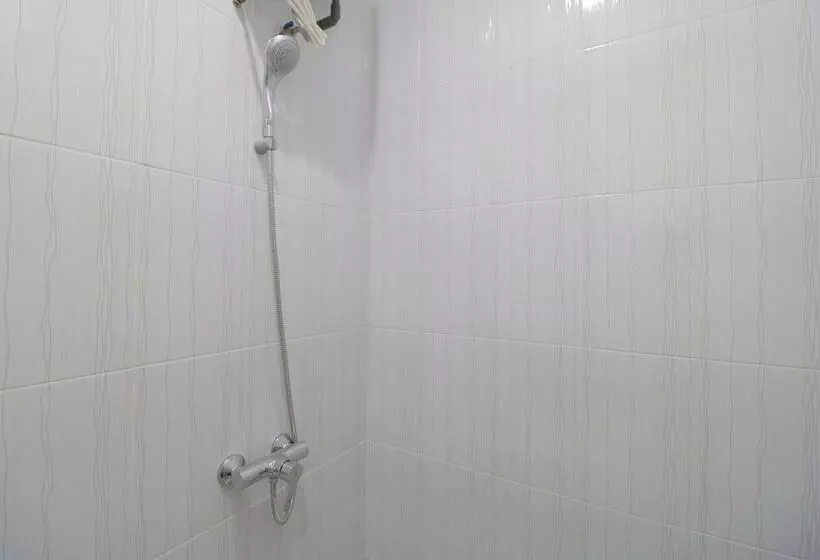 Hotelli Reddoorz Plus Near Kepri Mall