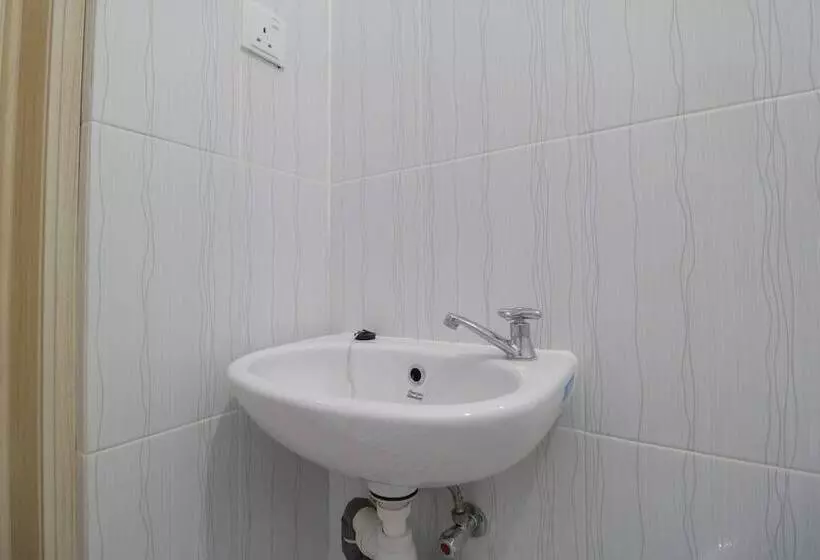 Hotelli Reddoorz Plus Near Kepri Mall