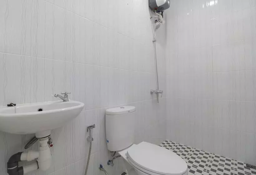 Hotelli Reddoorz Plus Near Kepri Mall