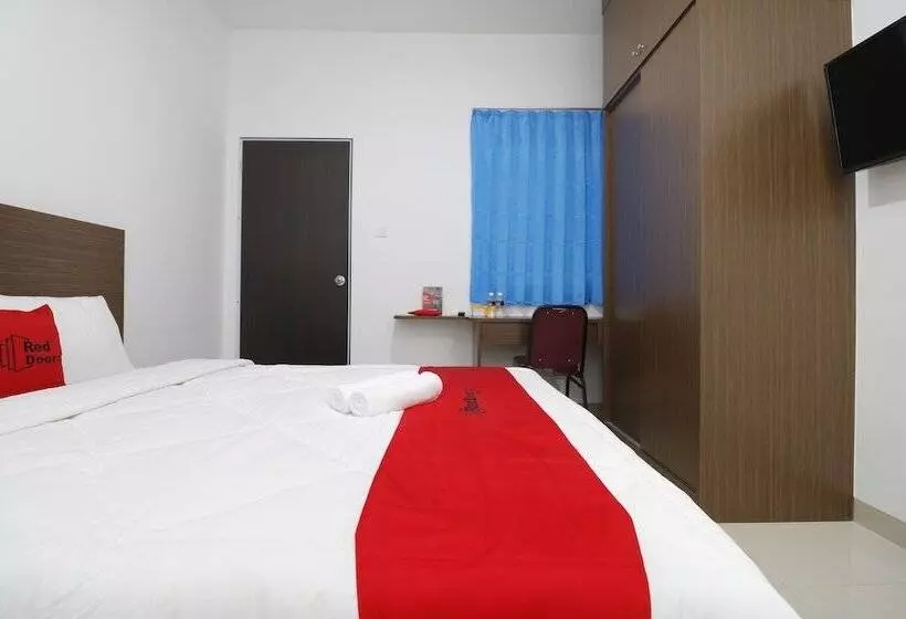 Hotelli Reddoorz Plus Near Kepri Mall