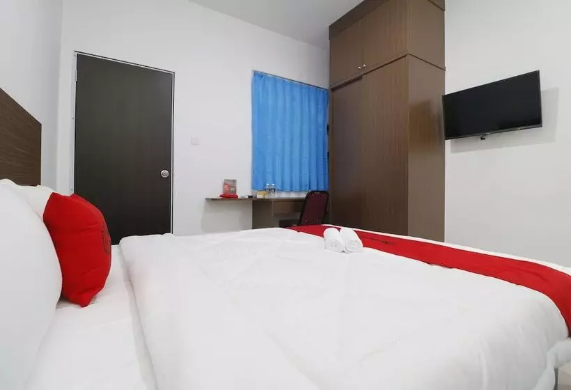 Hotelli Reddoorz Plus Near Kepri Mall