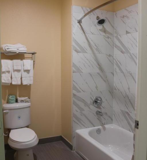 فندق على الطريق Express Inn And Suites