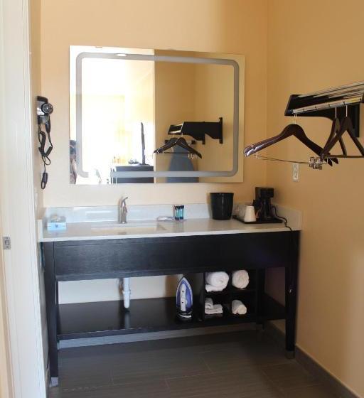 فندق على الطريق Express Inn And Suites