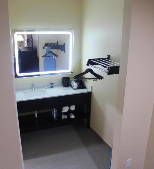 فندق على الطريق Express Inn And Suites