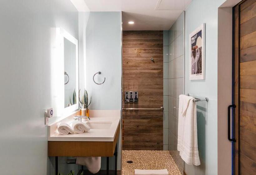 فندق على الطريق Surfhouse