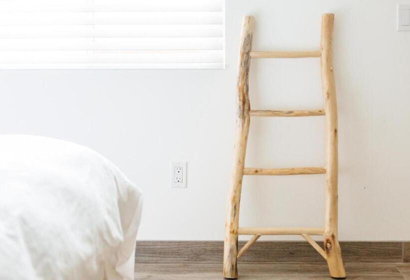 فندق على الطريق Surfhouse