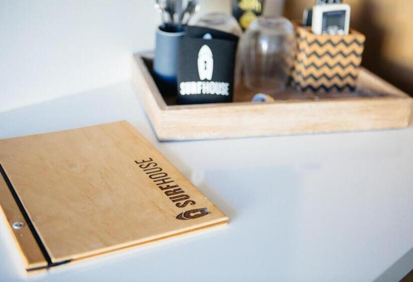 فندق على الطريق Surfhouse