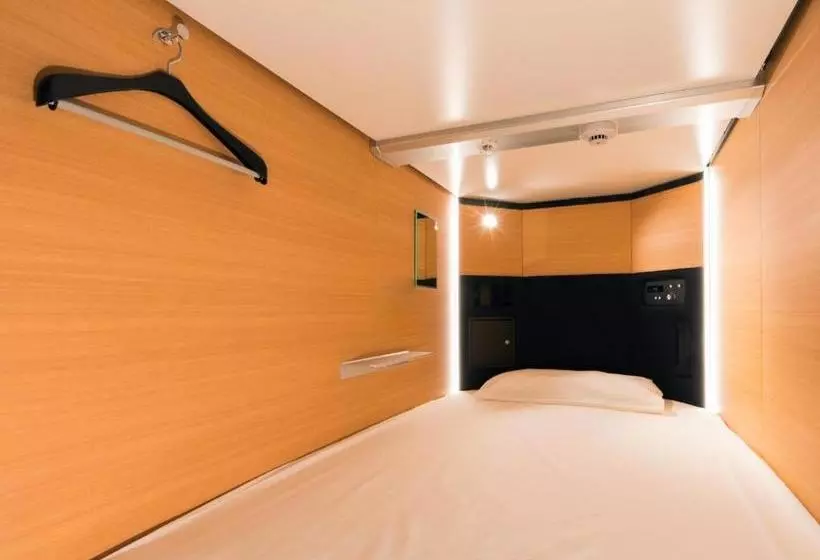 カプセルホテル The Beehive