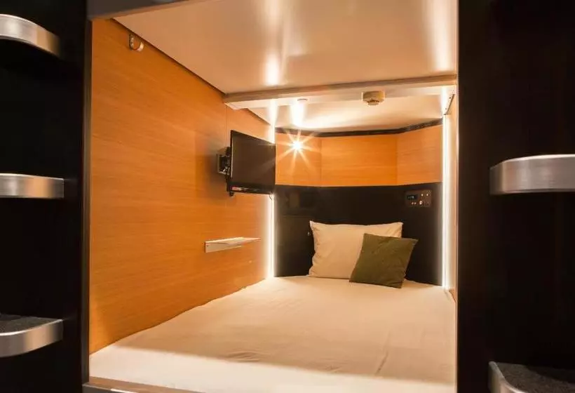 カプセルホテル The Beehive