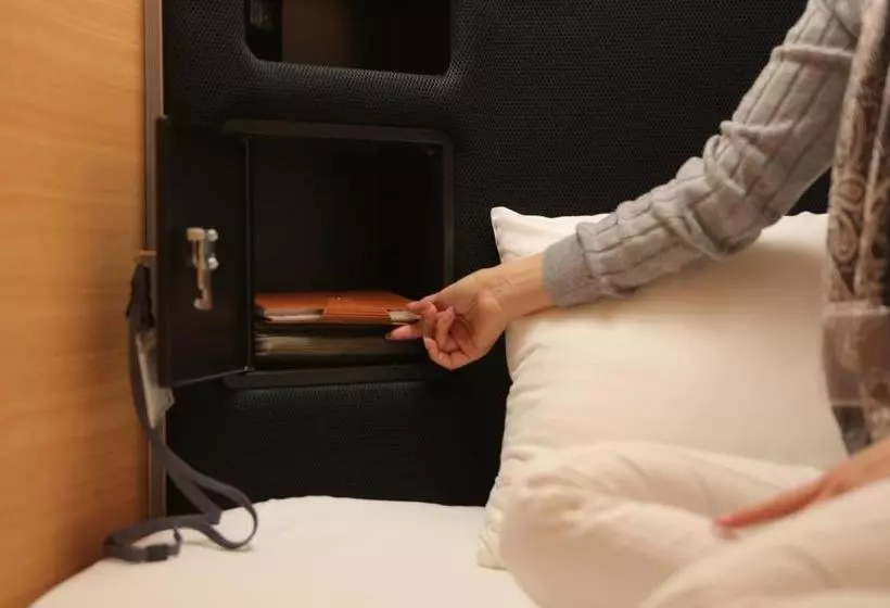 カプセルホテル The Beehive