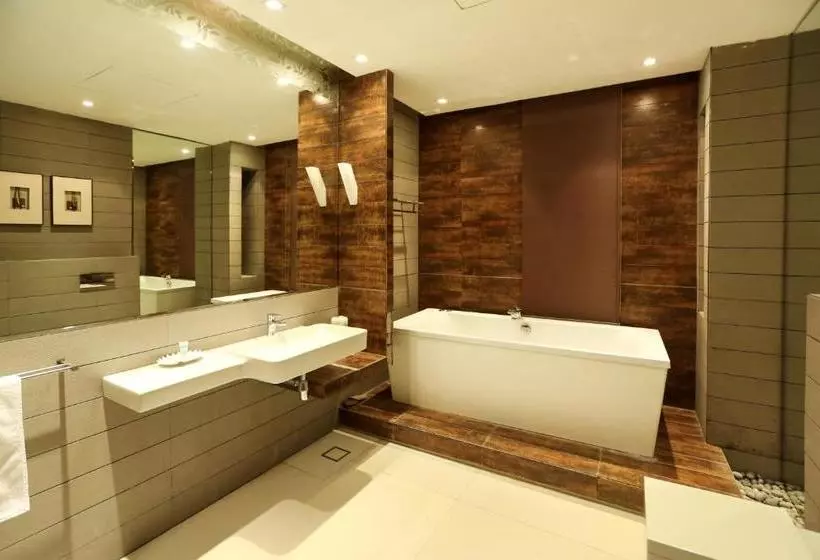 Golden Al Nawras Tower