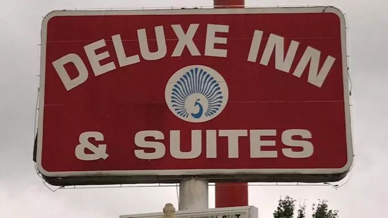 モーテル Deluxe Inn And Suites