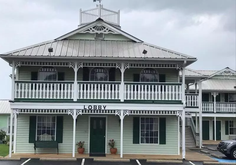 モーテル Deluxe Inn And Suites