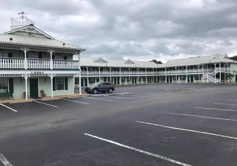モーテル Deluxe Inn And Suites