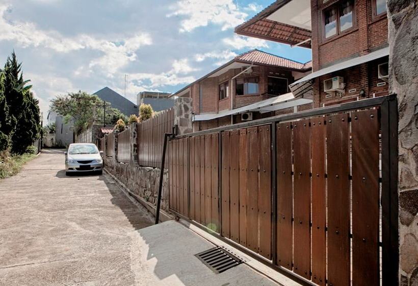 פנסיון Reddoorz Plus Near Dago Pakar