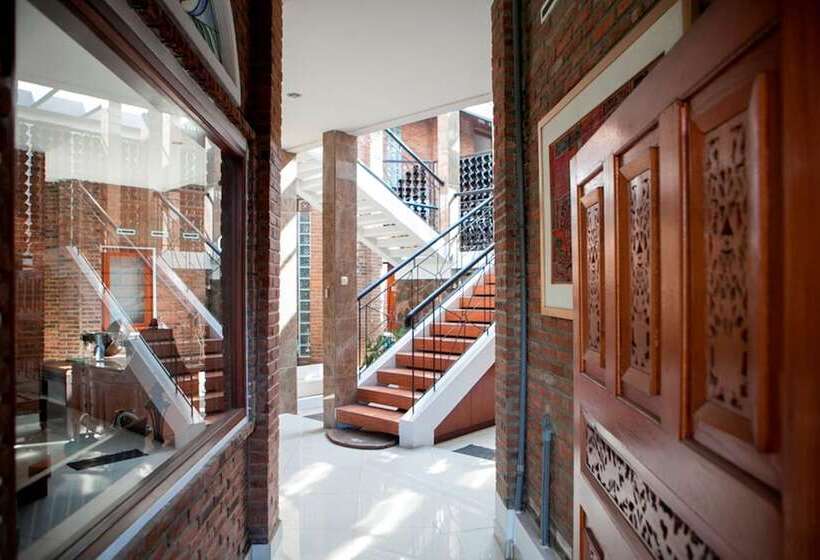 פנסיון Reddoorz Plus Near Dago Pakar