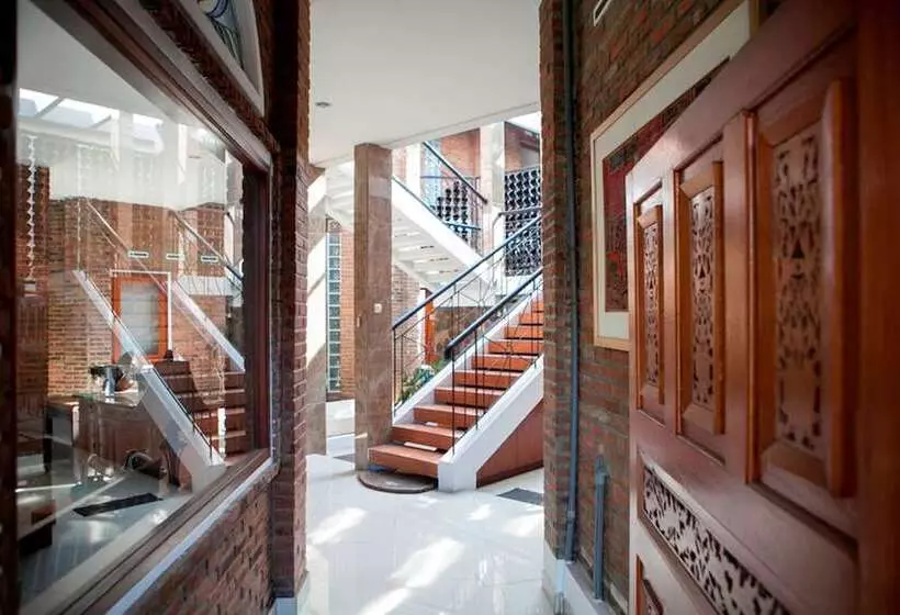 Majatalo Reddoorz Plus Near Dago Pakar