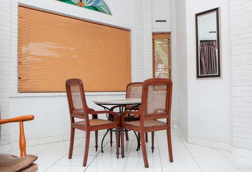 פנסיון Reddoorz Plus Near Dago Pakar