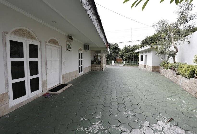 פנסיון Reddoorz Plus Near Adisucipto Airport 2