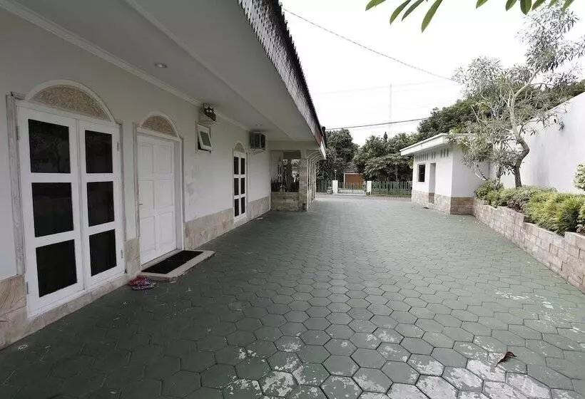 پانسیون Reddoorz Plus Near Adisucipto Airport 2