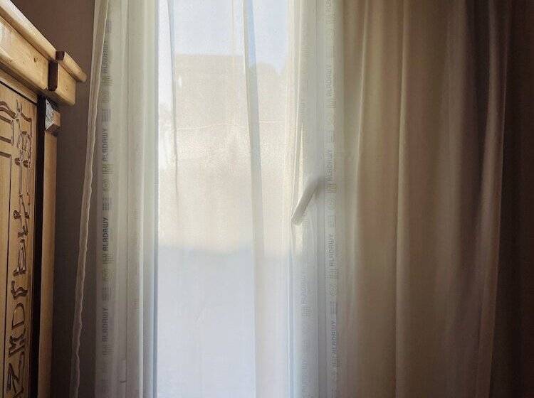 پانسیون Jewel Howard Carter