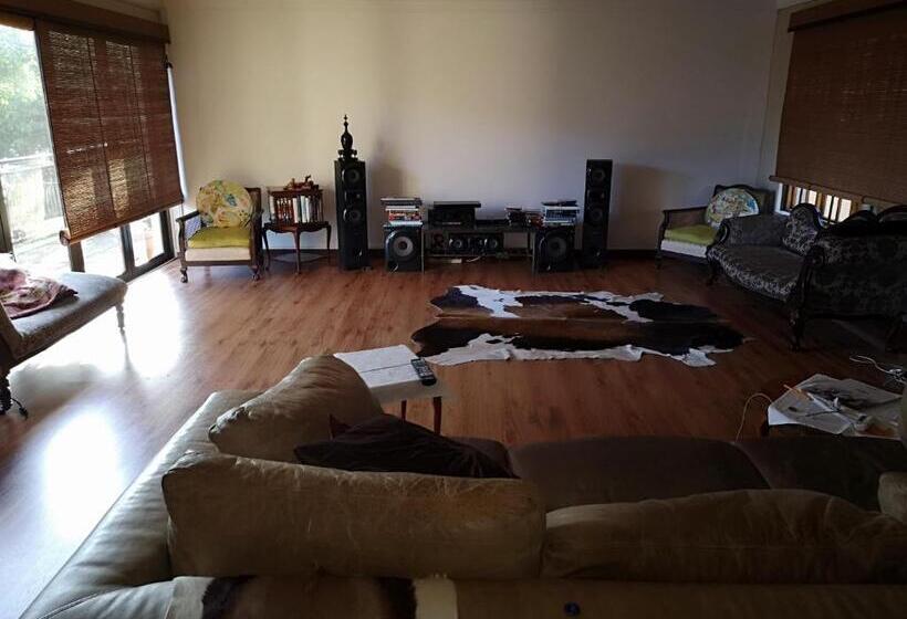 פנסיון Ekhaya Guest House