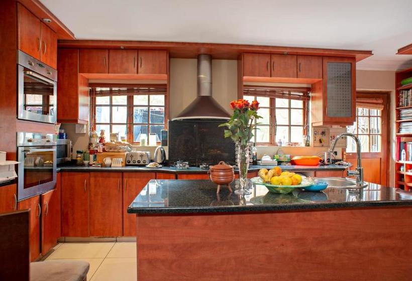 פנסיון Ekhaya Guest House