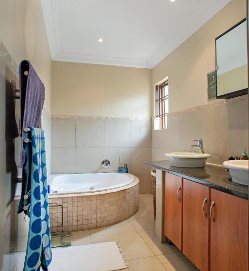 פנסיון Ekhaya Guest House