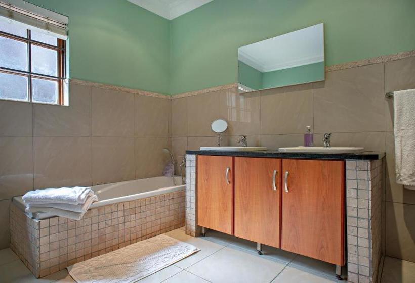 פנסיון Ekhaya Guest House