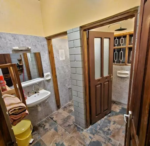 پانسیون Mazzola Safari House & Backpacking