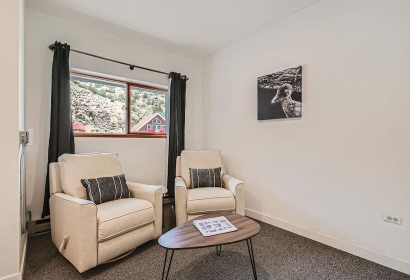 فندق على الطريق Uplift Inn